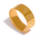 Glatter Ring mit zarten Blumen verziert und vergoldet