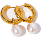 Vergoldete Ohrringe mit einer Perle