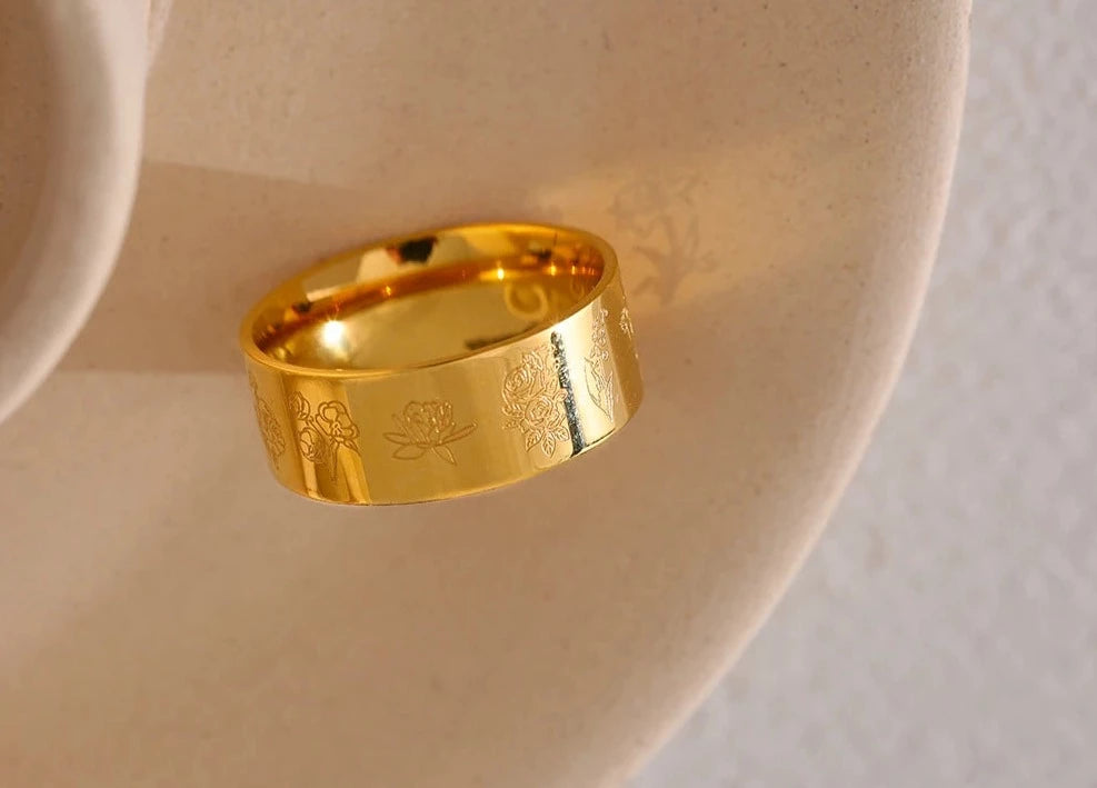 Glatter Ring mit zarten Blumen verziert und vergoldet