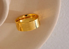 Glatter Ring mit zarten Blumen verziert und vergoldet